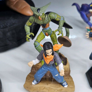 드래곤볼 캡슐 인조인간 17호 셀 피규어 팝니다.