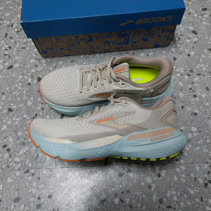 브룩스 여성 러닝화 글리세린GTS 21 새것 여러 사이즈