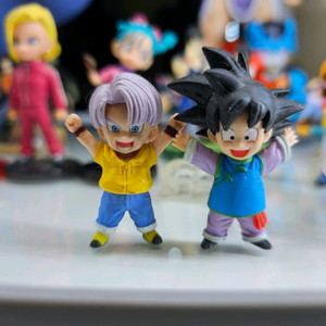 드래곤볼 오천 트랭크스 미니 피규어 팝니다.