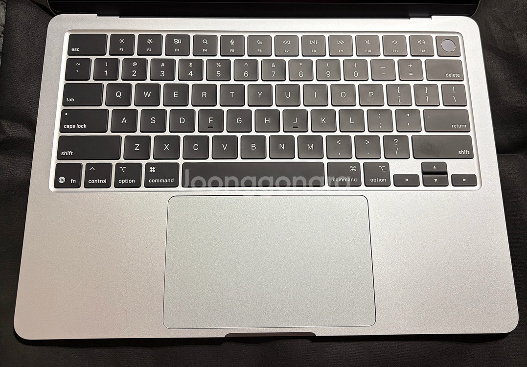 맥북 에어 M4 13 16/512 스카이 블루 애케플영문 키보드하자없고 외관 깨끗합니다박스 및 구성품 모두 있어요배--1