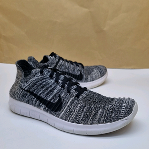 나이키 프리 RN. 플라이니트 런닝화245