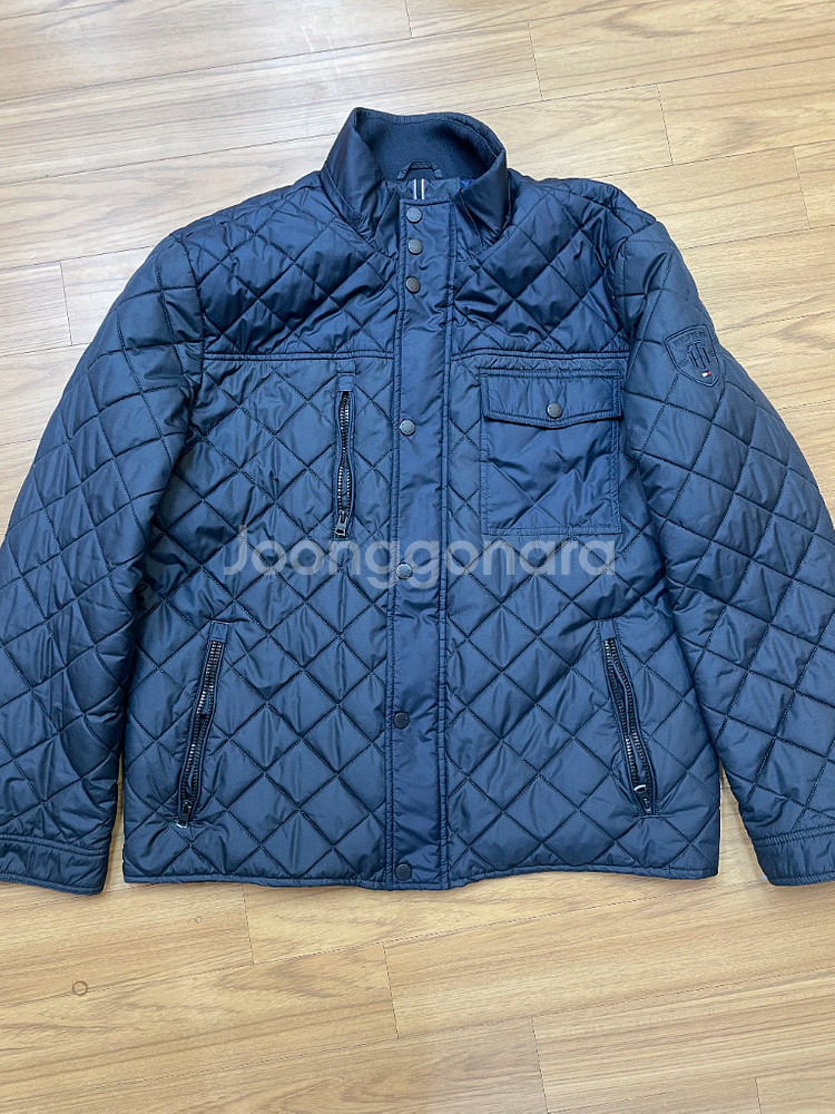 타미힐피거 네이비 퀼팅 자켓입니다. 사이즈는 XXL이고, 넉넉하게 입으실 분들께 추천드려요. 가슴 부분에 있는 포켓--0