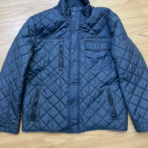 타미힐피거 네이비 퀼팅 자켓입니다. 사이즈는 XXL이고, 넉넉하게 입으실 분들께 추천드려요. 가슴 부분에 있는 포켓