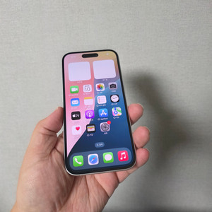 아이폰16 화이트 256기가 SS급 팝니다(배터리용량100%)