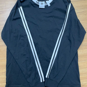 블랙 색상의 아디다스 긴팔 티셔츠입니다. 2XL 사이즈로, 흰색 삼선 포인트가 들어가 있습니다. 목 부분 아디다스