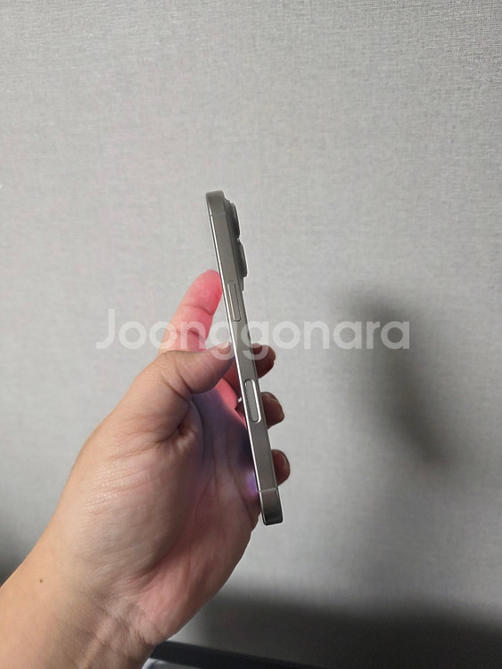 아이폰16프로 네츄럴 티타늄 256기가 SS급 팝니다--2