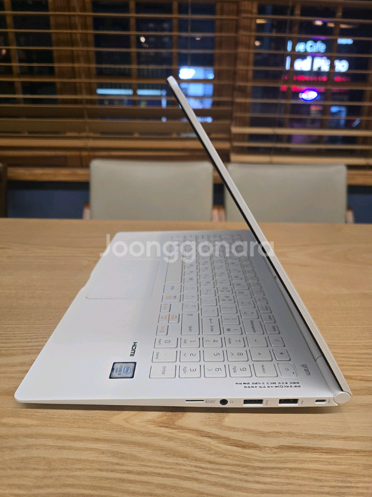 15인치 화이트 LG 그램 초경량 노트북(외관A급,8GB,256GB)--5