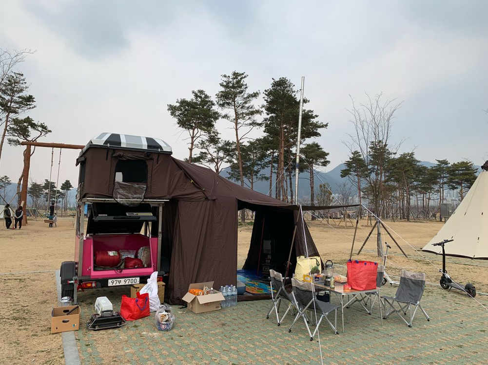 캠핑 트레일러 루프탑 텐트 이미지