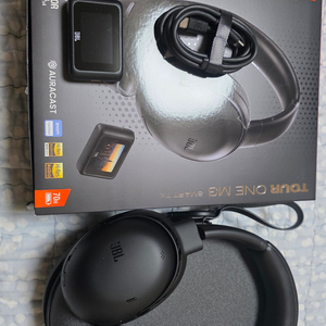 JBL TOUR ONE M3 블랙색상 블루투스 헤드폰 판매합니다