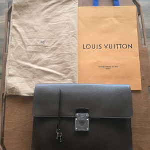 루이비통 타이가 라귀토 도큐먼트 슬림 서류 가방 클러치백