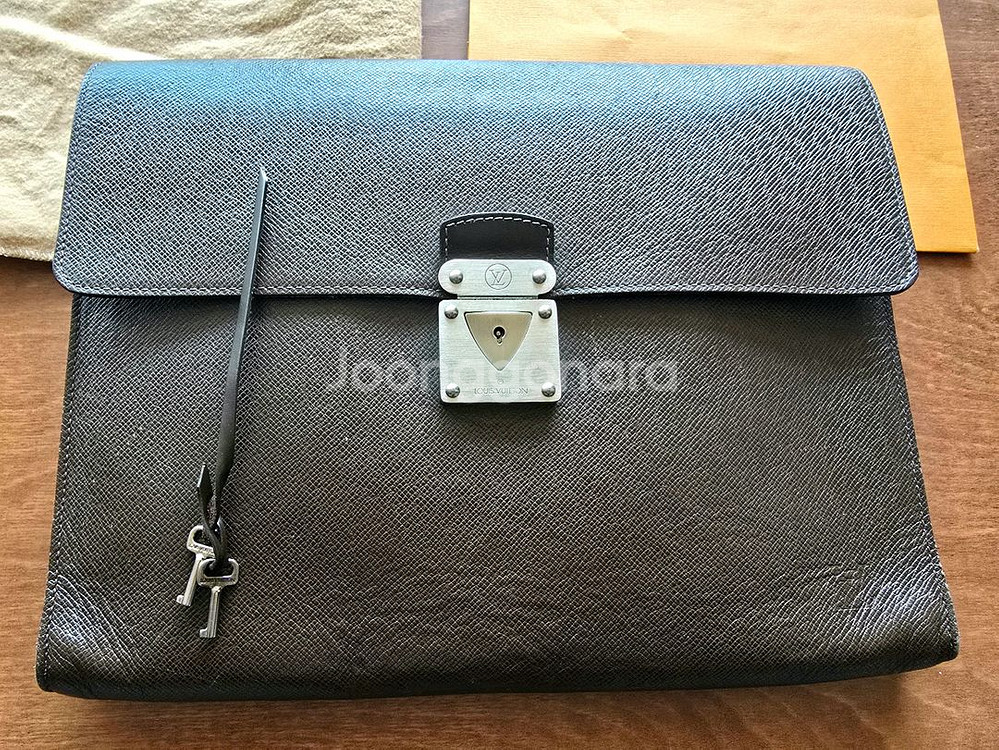 루이비통 타이가 라귀토 도큐먼트 슬림 서류 가방 클러치백--1
