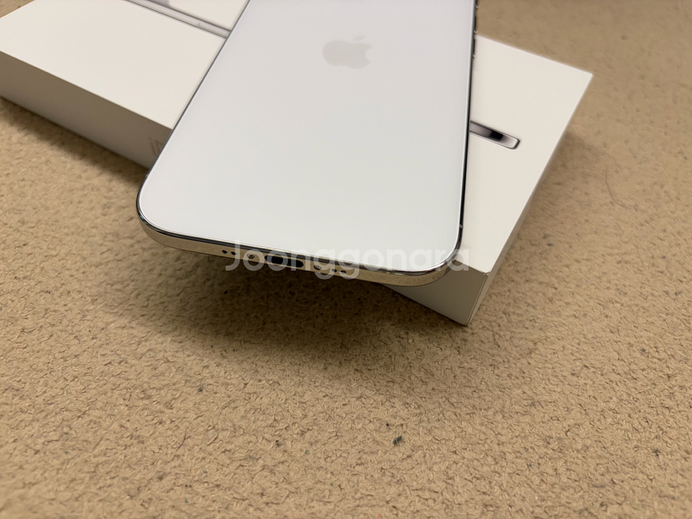 아이폰17에어 자급제 화이트 256 팝니다--2