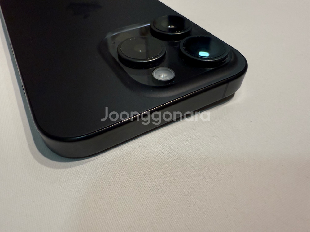 아이폰15프로 512 블랙 84% 풀박스 정품 케이스 사용한거 3개 그외 2개. 왼쪽 하단 약간찍힘 그외 상태 굿--6