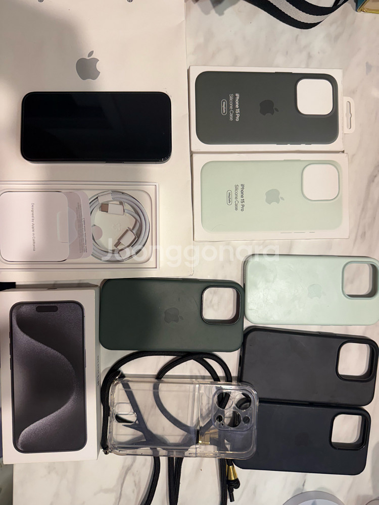 아이폰15프로 512 블랙 84% 풀박스 정품 케이스 사용한거 3개 그외 2개. 왼쪽 하단 약간찍힘 그외 상태 굿--2