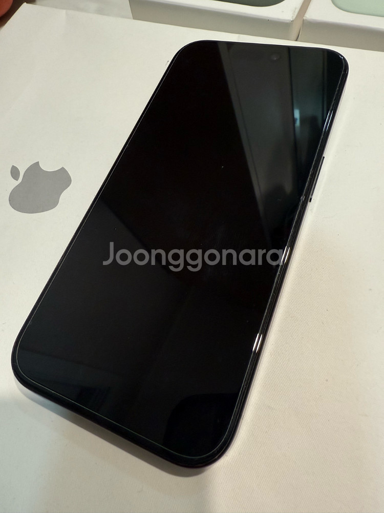 아이폰15프로 512 블랙 84% 풀박스 정품 케이스 사용한거 3개 그외 2개. 왼쪽 하단 약간찍힘 그외 상태 굿--0