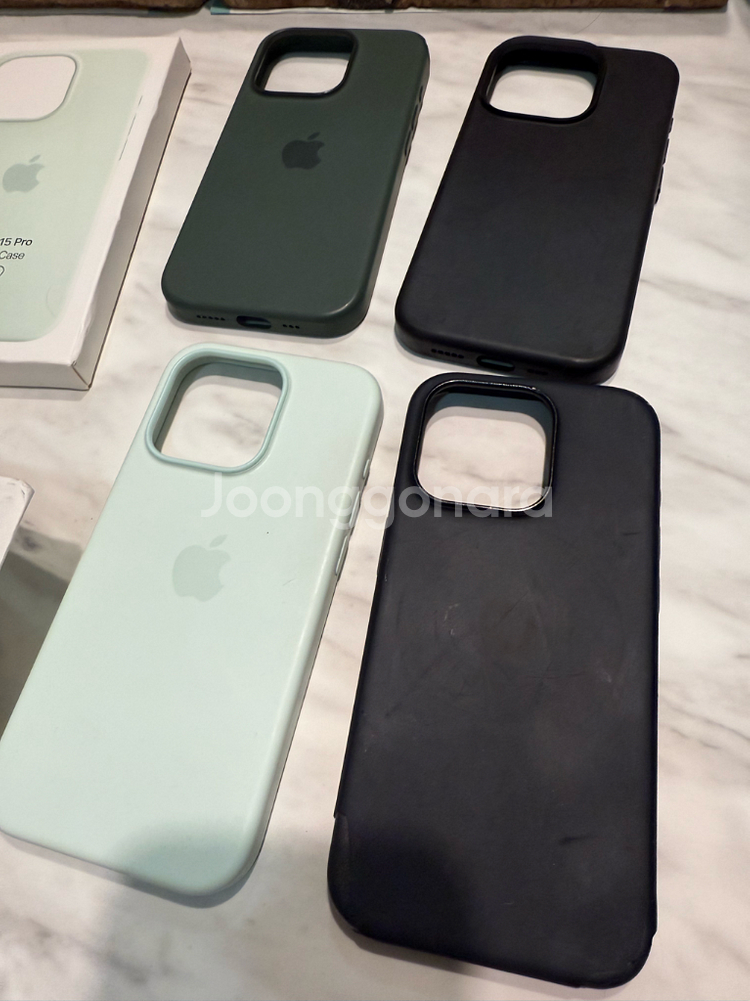 아이폰15프로 512 블랙 84% 풀박스 정품 케이스 사용한거 3개 그외 2개. 왼쪽 하단 약간찍힘 그외 상태 굿--8