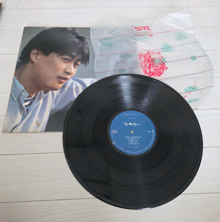 김광석, 김현식 등 초판 LP 다수 판매--2