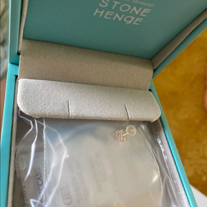 스톤헨지 14k 로즈골드 She로고 귀걸이