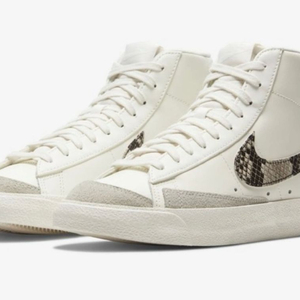 나이키 블레이저 미드 77 SE 235mm