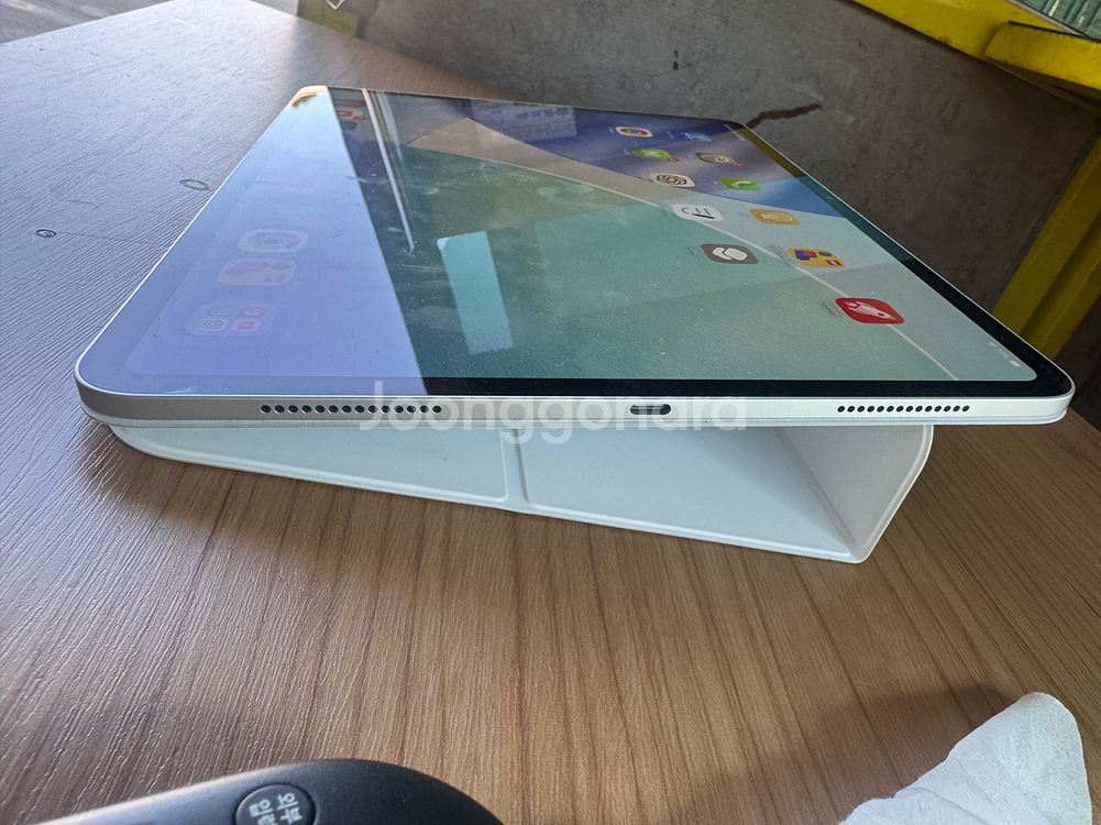 이이패드프로 M5 13 256gb 애케+케이스--2