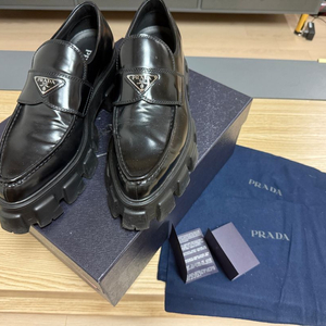 프라다 모놀리스 로퍼 블랙 280사이즈