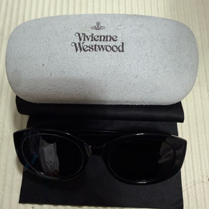 비비안웨스트우드 선글라스 입니다! 5069-001모델입니다!