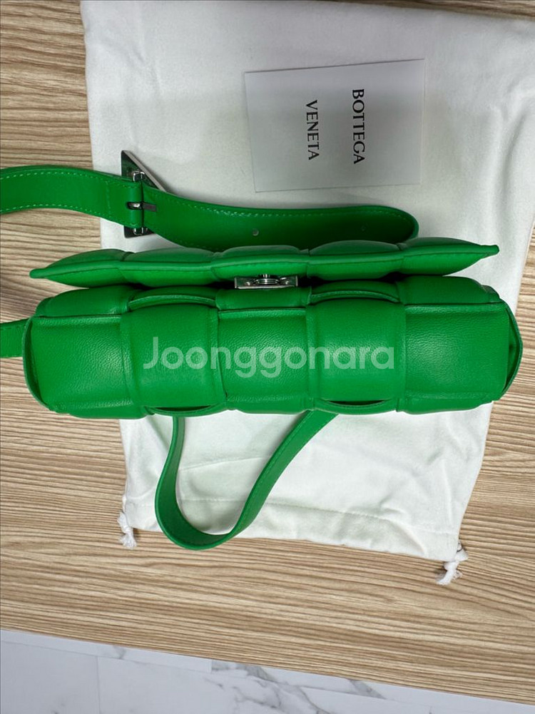 [급처] 보테가베네타 패디드 패딩 카세트백--6