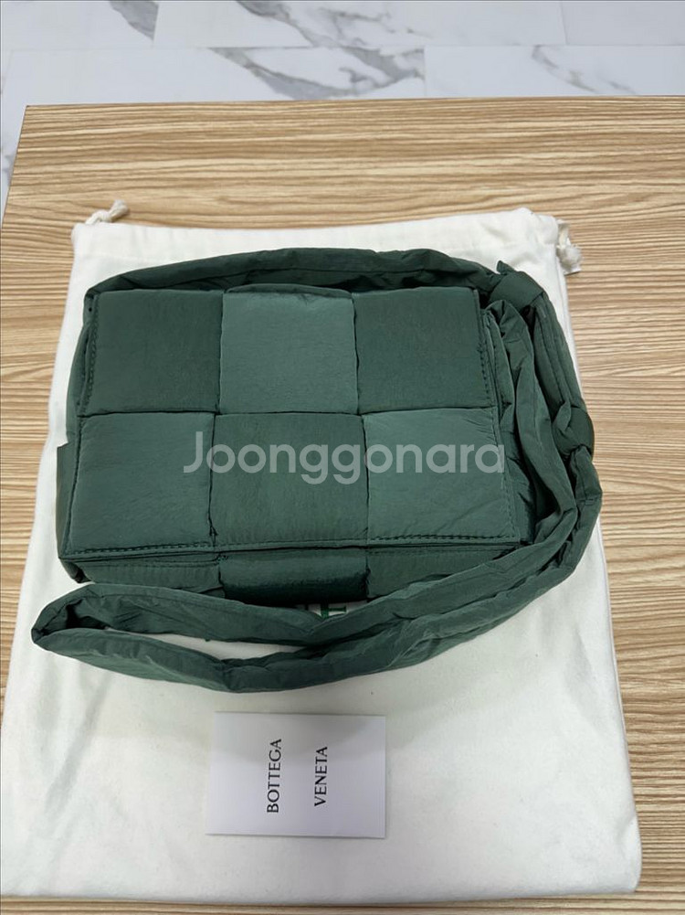[급처] 보테가베네타 패디드 테크 패딩 카세트백--2