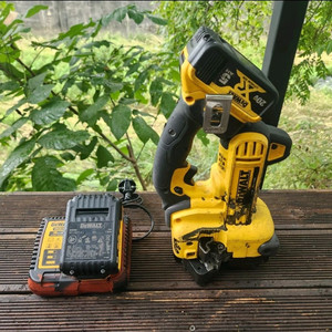 디월트 DCS350 전산볼트 커터기