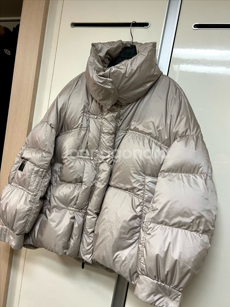 제평 메종드메이어 덕다운 숏패딩 오리털 점퍼 자켓 봄버 유광 베이지 하이넥--2