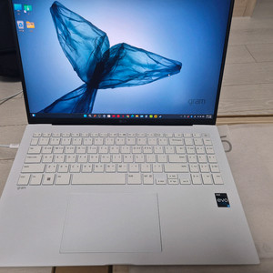 LG Gram 그램 16인치 노트북 화이트 팝니다.(상태 최상)