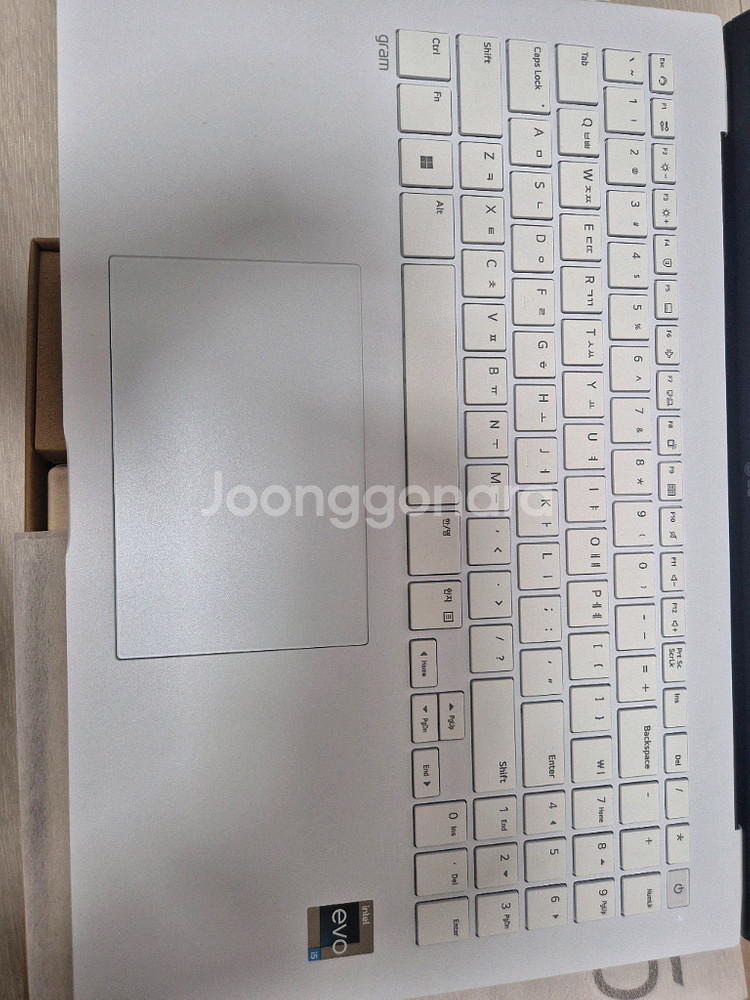 LG Gram 그램 16인치 노트북 화이트 팝니다.(상태 최상)--1