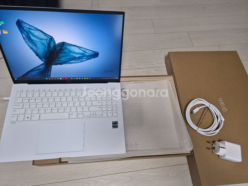 LG Gram 그램 16인치 노트북 화이트 팝니다.(상태 최상)--4
