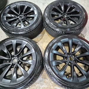 테슬라 모델3 19인치 순정 휠타이어 판매합니다