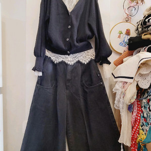 리본벌룬 가디건. 레이스 블라우스. 블랙진 와이드팬츠