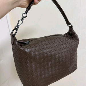 보테가베네타 레더 나파 숄더백크로스백가방프라다구찌루이비통셀린느크로스백팩테수토호보백샤넬생로랑프라다디올에르메스로로피아나