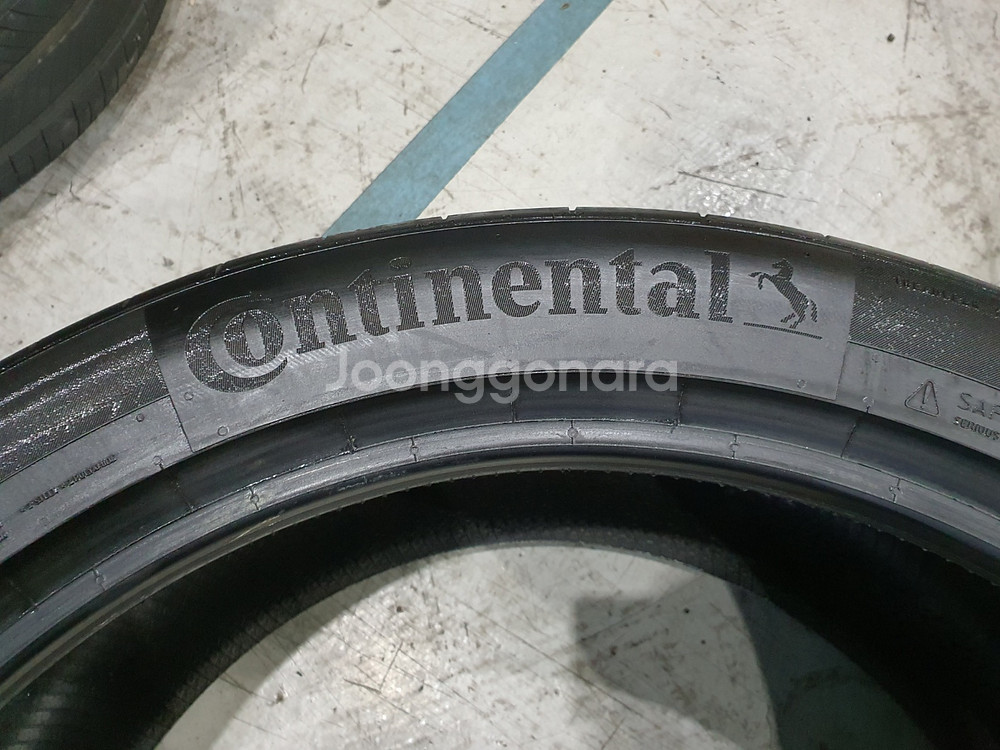 285 40 22 콘티넨탈 중고타이어 2본 판매합니다--3