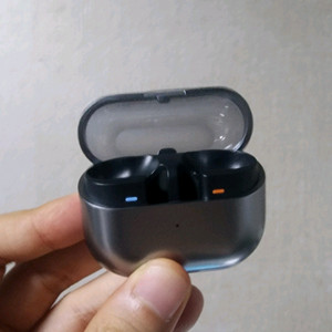 버즈 3 프로 실버 충전기 본체 판매합니다