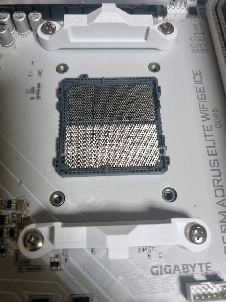 기가바이트 b850m 어로스 아이스--1