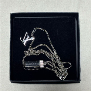 루이비통 모노그램 이클립스 참스 목걸이