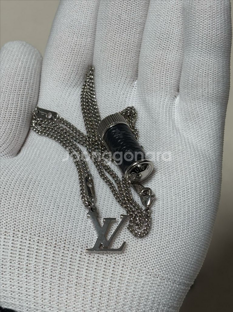 루이비통 모노그램 이클립스 참스 목걸이--3
