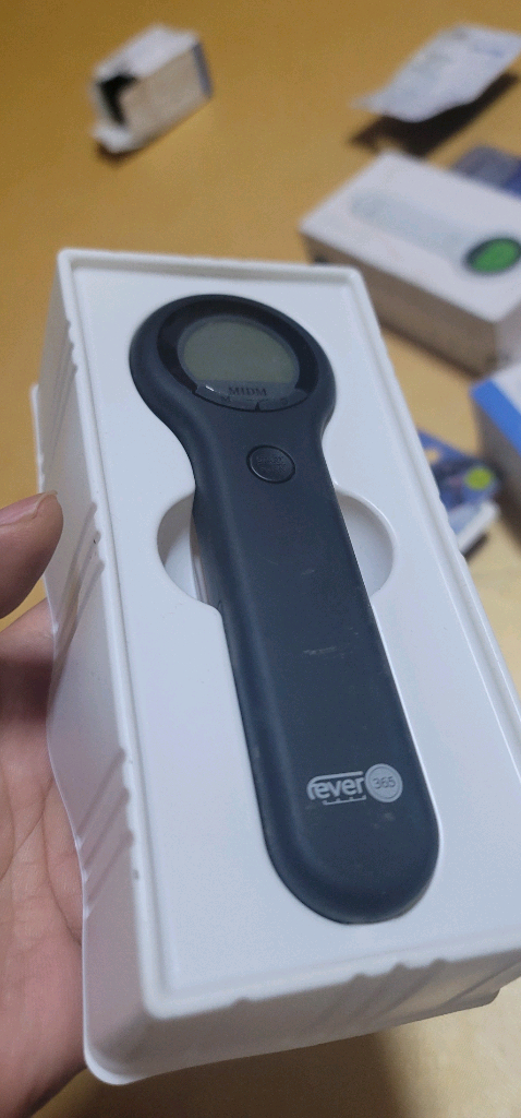 체온계 새상품들 3가지종류 거치대도 있네요 판매 가격: 개당 70,000원 (각각 개별 )가정에 어린아이나 노약자--3