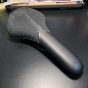 피직 안타레스 r5 자전거 안장