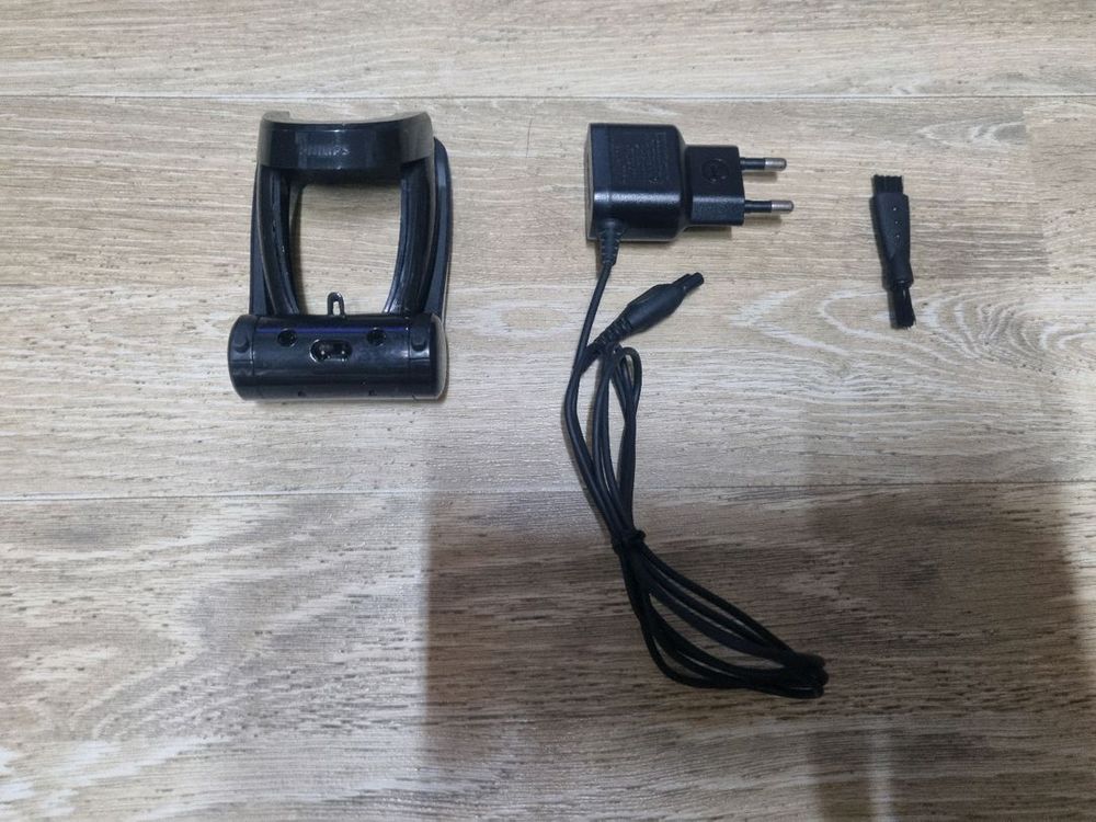 필립스 면도기 충전기(HQ-8505), 거치대, 청소솔 팝니다 이미지