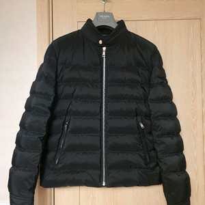 [24FW / 52 ] 프라다 삼각로고 다운 숏 패딩 자켓 블랙