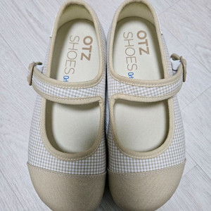 오찌 툴레아 베이지 체크 플랫슈즈 메리제인 스니커즈 운동화 신발 235~240 편의점 반값 택포 25000원