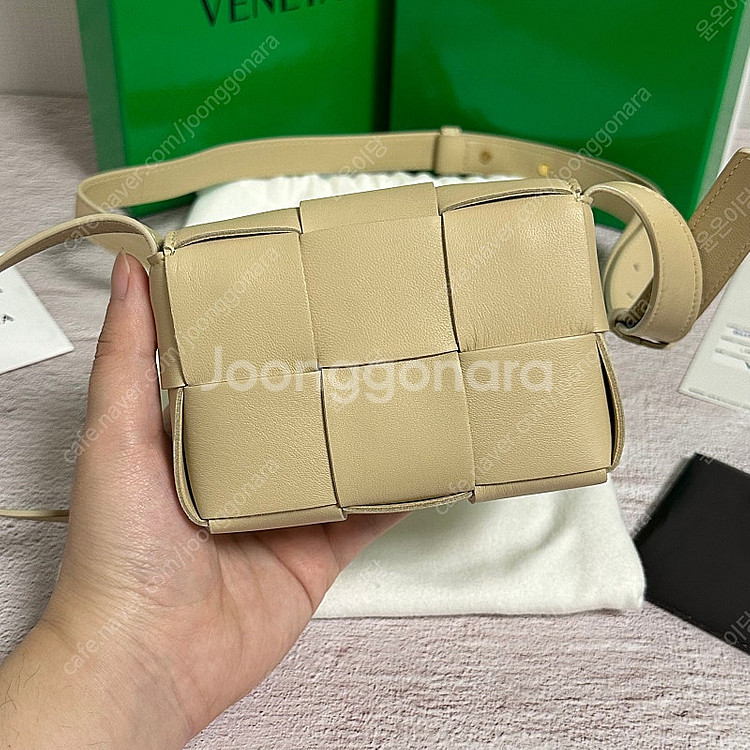 [새상품] 보테가베네타 미니 카세트백 베이지--1