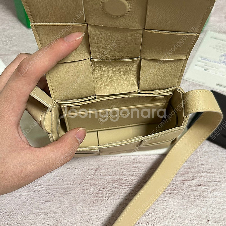 [새상품] 보테가베네타 미니 카세트백 베이지--3