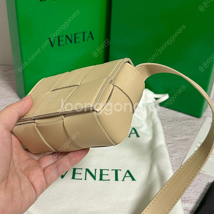 [새상품] 보테가베네타 미니 카세트백 베이지--4