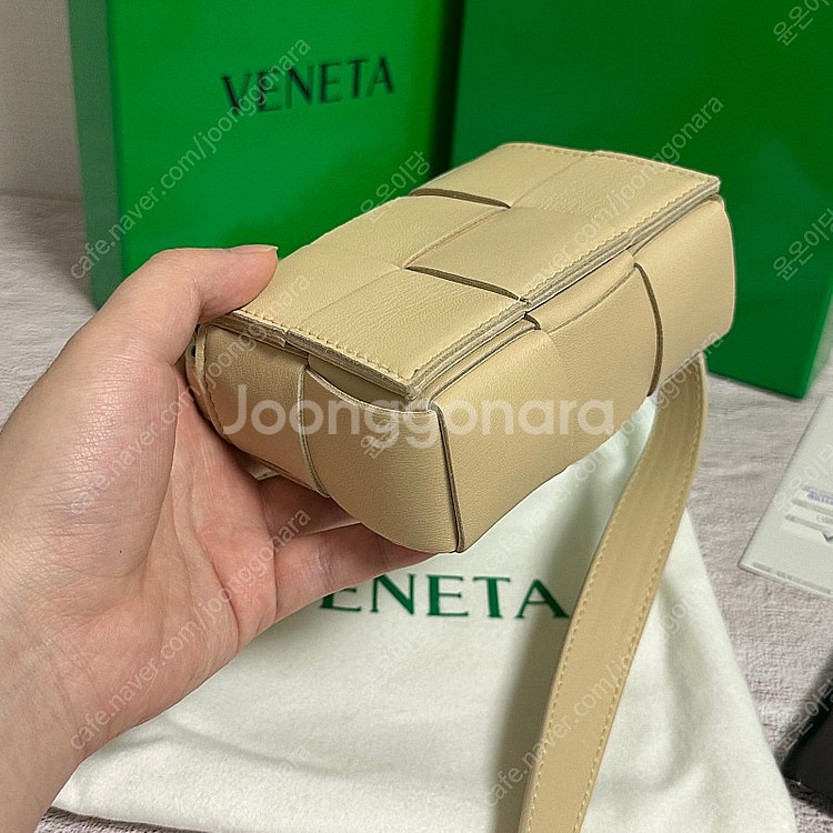 [새상품] 보테가베네타 미니 카세트백 베이지--5